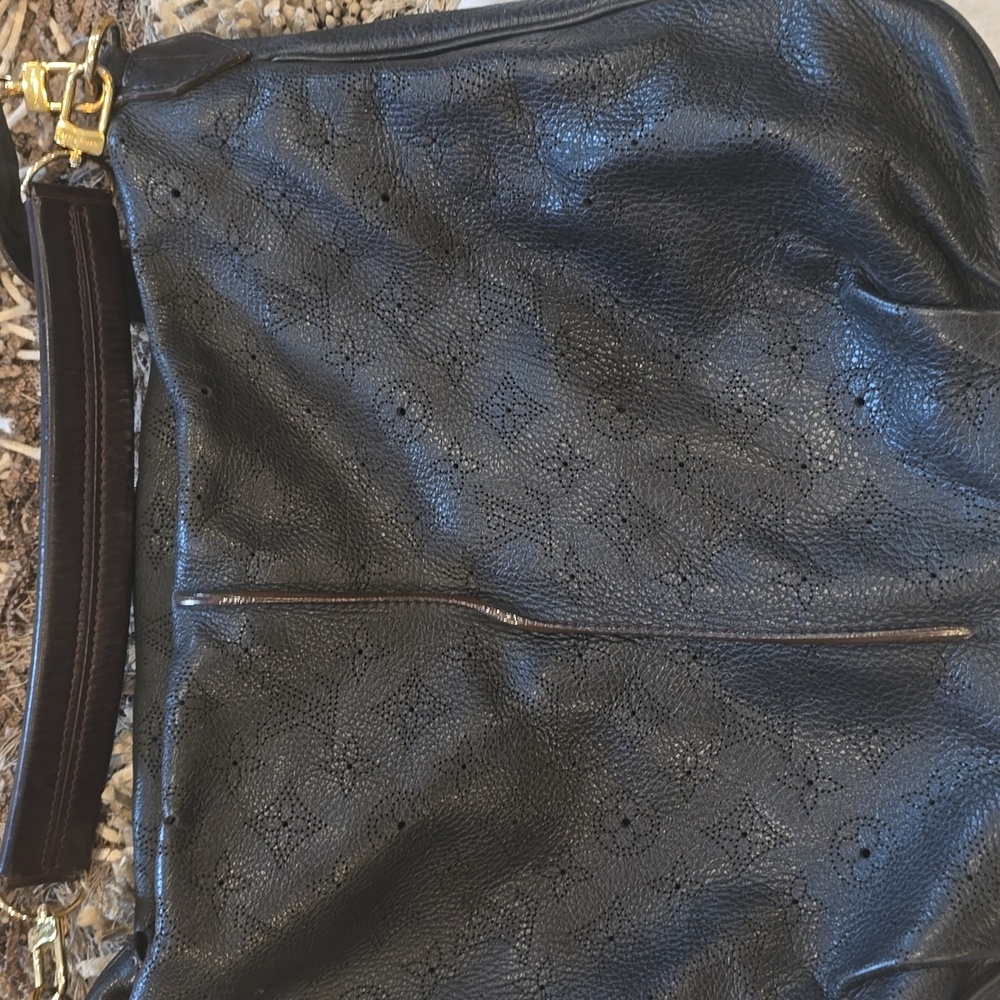 Louis Vuittom Mahina Hobo - Picture 3 of 17